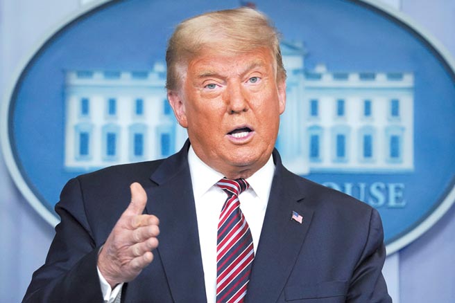 相较于华府政坛已处于十万火急，川普则是一派轻松，耶诞夜是在佛罗里达州度假打高尔夫球。图／美联社