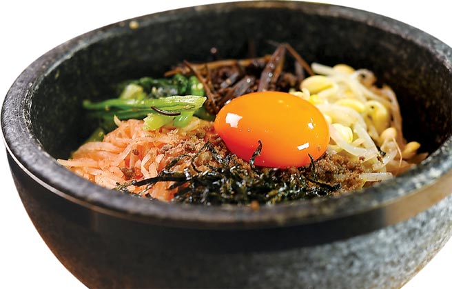 〈石锅拌饭〉中的食材有黄豆芽、辣萝卜、菠菜、山蕨、海苔与牛绞肉，拌饭的蛋黄结构扎实，显示经过精挑细选。图／姚舜