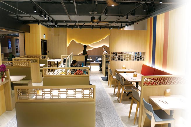 ˙开在南港环球的〈SAIKABO〉，以浅色木纹搭配以韩国传统图纹设计的Pattern设计，有68个客席座位。图／姚舜