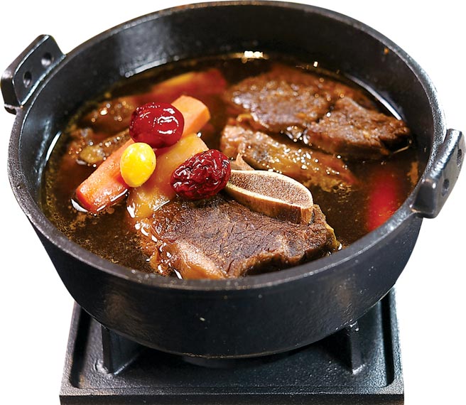 〈炖牛小排〉，酱汁是用葱、姜、蒜、酒、酱油、洋葱和糖与黑胡椒熬制，成菜后的味道有一点点像和风〈马铃薯炖肉〉。图／姚舜