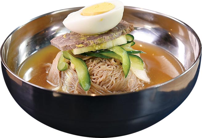 〈水冷麵〉，汤头是用水梨、白萝卜、姜、蒜熬制，口感弹Q的荞麦麵并搭配了苹果片、小黄瓜、牛腿肉，以及半颗水煮蛋。图／姚舜