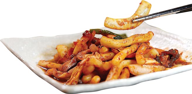 〈辣炒鱿鱼〉是将鱿鱼切成条状，再用17种辛香酱料作的红酱以大火热炒使之入味。图／姚舜