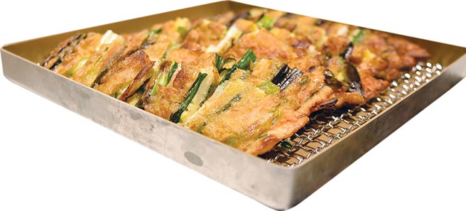 自助餐台上有〈香葱煎饼〉与多种韩式泡菜，午餐时段单点菜品加99元就可无限取食吃到饱。图／姚舜
