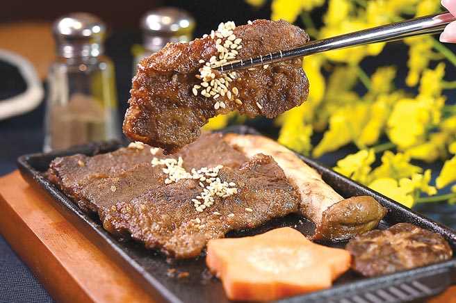 〈铁板牛排〉是以美牛去骨牛小排，以用洋葱、苹果、奇异果、蒜、黑胡椒与烧肉酱调制的酱汁腌渍后，再以铁板煎炙并洒上芝麻成菜。图／姚舜