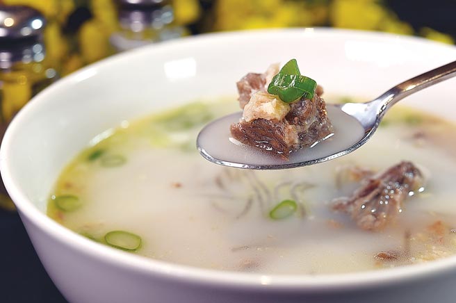 日本最大韩食连锁〈SAIKABO〉来台展店，客人可以喝到用牛大骨熬制的〈牛尾汤〉。图／姚舜