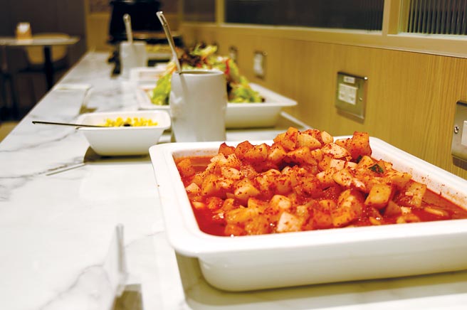 午餐时段到〈SAIKABO〉消费，单点菜品加99元即可享有韩国家常菜自助吧吃到饱。图／姚舜