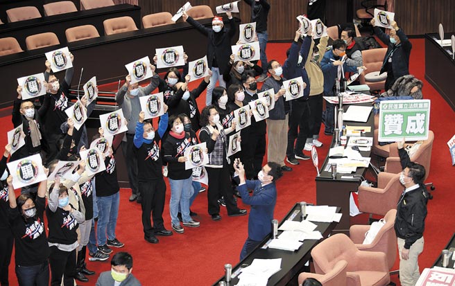 民进党批国民党公布莱委此举「污蔑立委」，然而若莱猪并没毒，「莱猪立委」何来污蔑？民进党形同间接认证莱猪有毒？图为立法院24日表决，蓝委高举「民主进步党-骗」标语。（本报资料照片）