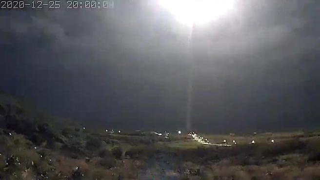 国家中山科学研究院25日晚间分别在九鹏基地和台东成功镇试射飞弹，军事专家推测应该是进行「强弓专案」的天弓三增程型防空飞弹；对此，中科院与军方则一贯表示不回应。（民眾提供／蔡旻妤台东传真）