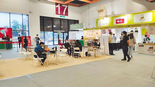 「2020安全安心农业精品展销会」部分摊位提供如便当、热食等需要饮食的摊位。（林良齐摄）