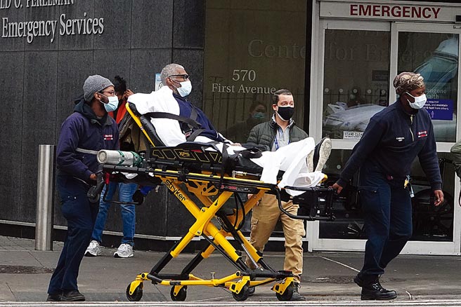 全球新冠疫情不断升温，美国更急遽恶化，加州在短短6周内确诊人数增加一倍，从100万倍增至200万。图为纽约一处医院外民眾、医护相关人员戴口罩的画面。（路透）