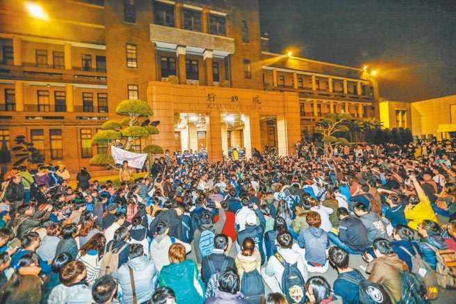 太阳花学运人士用「公民不服从」合理化自己犯行，多数法界人士认为，这只是政治学说，如何拿来当法律使用。（本报资料照片）