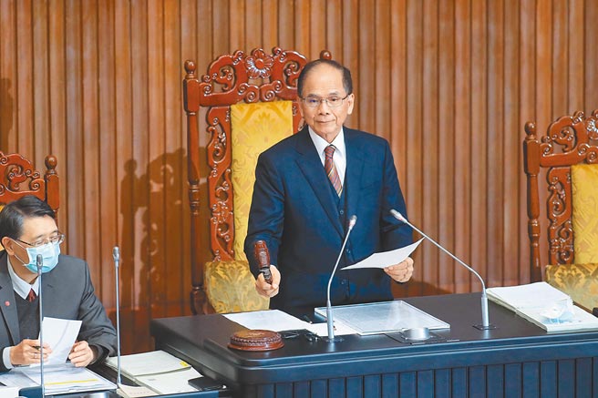 立法院会25日三读修正通过《民法》部分条文等案，将《民法》成年年龄下修为18岁，并设缓衝期，定于民国112年1月1日正式施行。图为立法院长游锡堃（右）敲槌宣布三读通过。  (中央社)