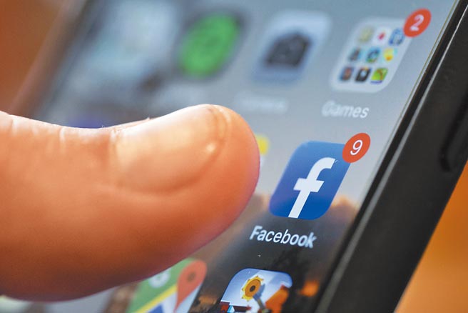 美国全力打压大陆的华为、抖音，大陆阻断民眾使用脸书、谷歌等美国软体，随着数位科技普及，这场数位领土的竞争，只会愈演愈烈。（美联社）