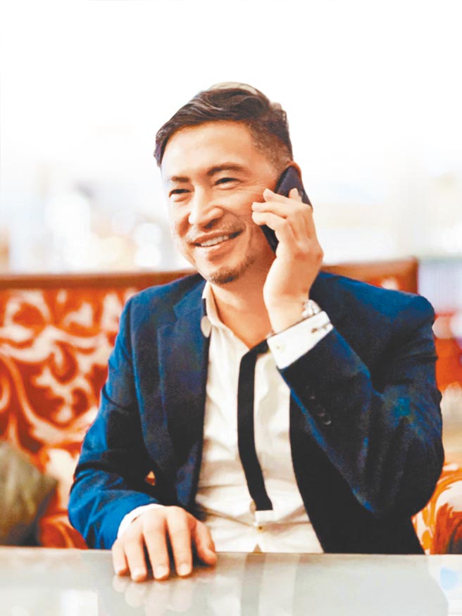 金沙两岸散文奖音频赛评审宋铭，建议朗读应注意情感重点。（宋铭提供）