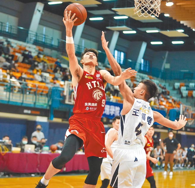 台湾师大前锋董永全强行切入上篮取分，更直接把对方架开。（大专体总提供）