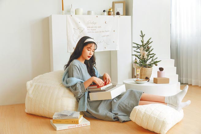 卧室以「奶油太妃糖色」为主色调，设置懒人小沙发区，在家也能尽情享受悠閒时光。（hoi! 好好生活提供）