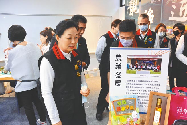 适逢县长徐榛蔚就职两周年，县府也在青创基地展览室规画纪念茶会，展示施政成果。（王志伟摄）