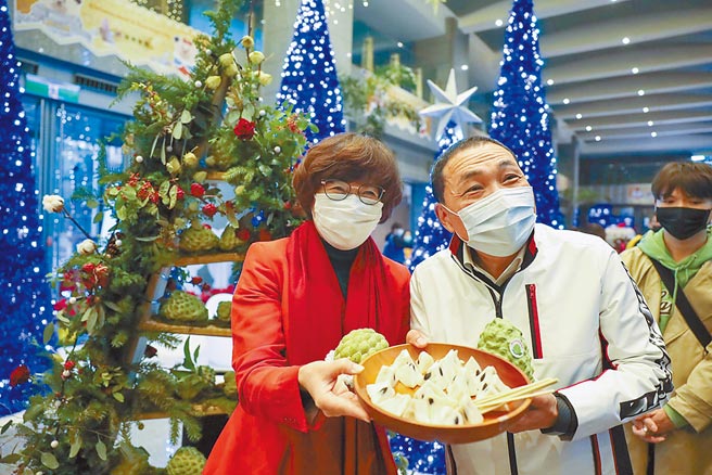 新北市长侯友宜（右）与台东县长饶庆铃（左）共同行销台东释迦。（新北市农业局提供／叶德正新北传真）