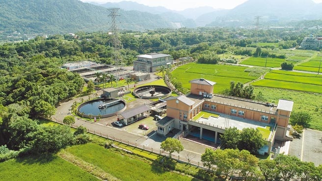 因水情嚴峻，桃園市目前是黃燈，桃園市石門水資源回收中心每天約有數十噸放流水，由業者、民眾取走運用。（桃園市水務局提供／賴佑維桃園傳真）