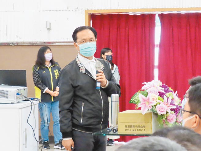 彰化市长林世贤25日就职2周年典礼，投出震撼弹，揭弊寺庙人员有人私吞香油钱525万元。（吴敏菁摄）