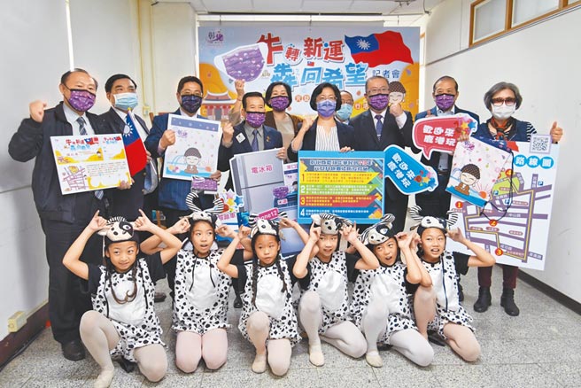 彰化县庆祝元旦升旗典礼将于元旦上午7时30分在鹿港镇体育场举行，还安排健行巡礼鹿港天后宫、新祖宫、城隍庙、公会堂、桂花巷艺术村等古蹟，祈求国泰民安、风调雨顺。（吴敏菁摄）