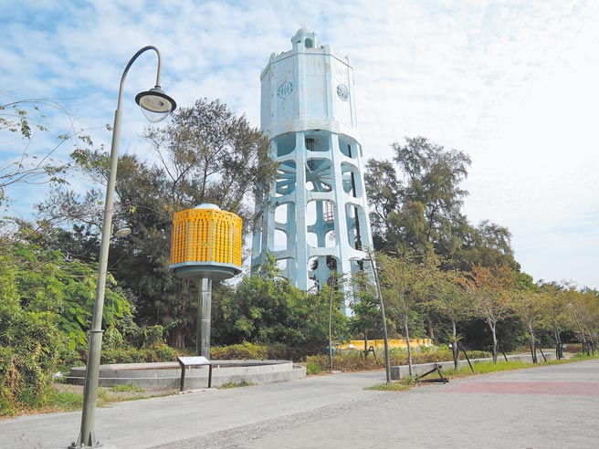 嘉义县定古蹟朴子水塔旁的装置艺术品斥资180万元，却长期閒置。（张毓翎摄）