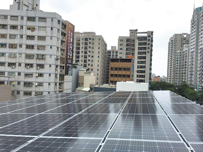 台南市政府大力推动5大屋顶型太阳光电，总设置容量已超过今年预期目标。（台南市政府经发局提供／庄曜聪台南传真）