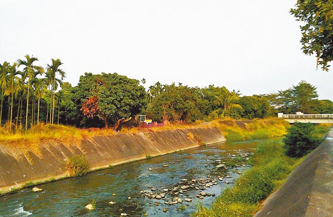 屏东潮州镇明年初开始兴建污水下水道系统，水资中心（污水处理厂）将盖在图中怪手处。（潘建志摄）