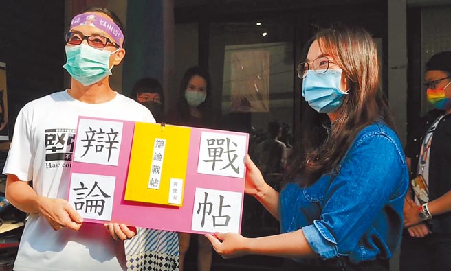 罢捷团体发言人徐尚贤(左)25日下午徒步至黄捷服务处，辖区员警不敢大意，沿途全程紧盯；徐面对媒体受访表示，他已站上投手丘，希望黄捷别逃避，也能站上打击区，直球来时打直球。（刘宥廷摄）