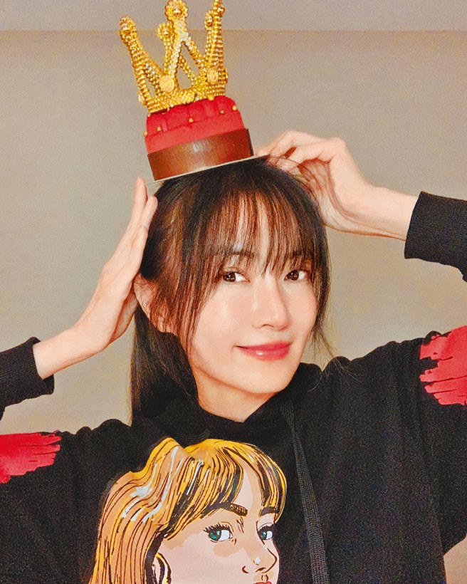 谢金燕昨生日，开心晒出与蛋糕的美照。（摘自脸书）