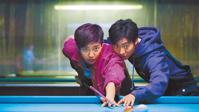 郭雪芙（左）和谢沛恩剪成短髮造型扮男生比帅。（海鹏影业提供）