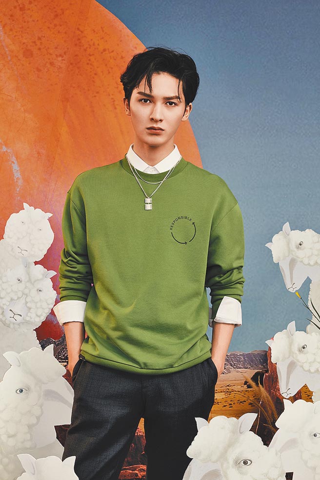 Hugo Boss承责系列有更多的社会与环境理念，中国大陆男星朱正廷日前身穿BOSS 2020秋冬承责系列森林绿色长袖棉衫出席活动，6200元。（Hugo Boss提供）