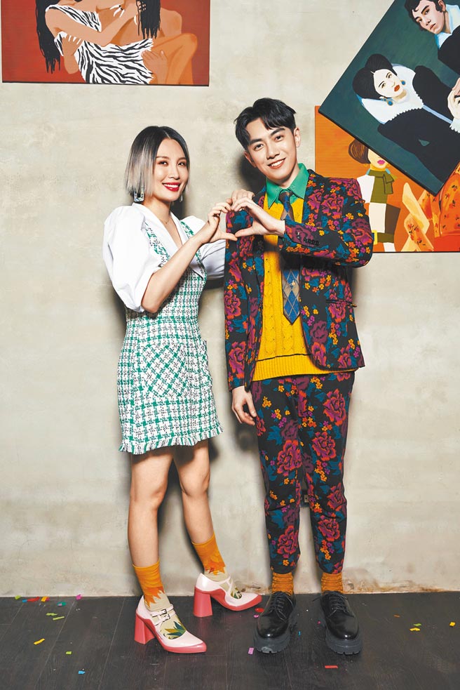 李友廷邀来偶像魏如萱（左）合作，心情兴奋。（华研国际提供）