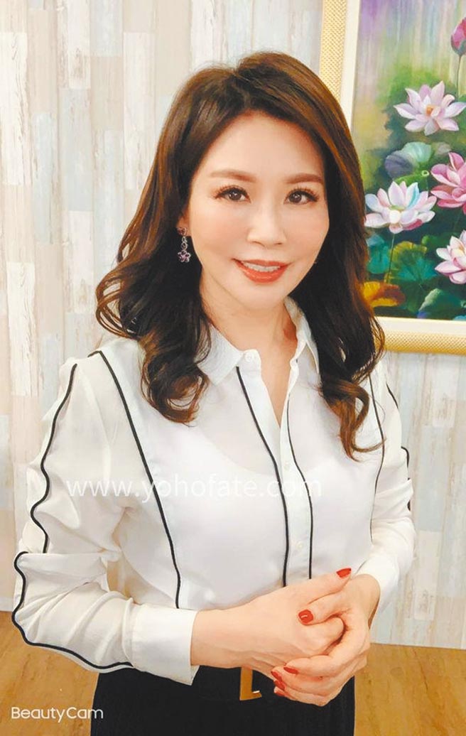 雨扬老师资歷专业命理学家，中医学博士，喜爱研究儒释道文化思想，精通八字、阳宅风水、易经卜卦等中国传统学说，已累积60本着作。曾登上日本杂志封面，被誉为幸福领航者，也是眾多粉丝心中的心灵导师。2020年更入选《数位时代》台湾百大网红之列。