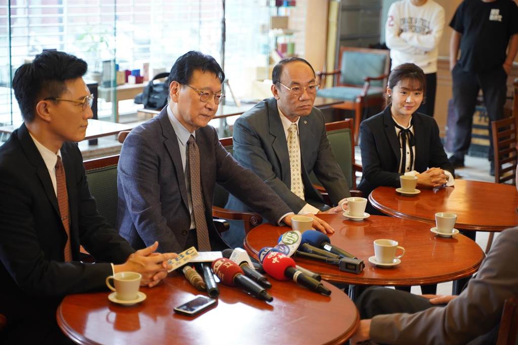 趙少康與蔣偉文、王自強、楊小黎等演員一起受訪回顧「大和解咖啡」。（國際橋牌社劇組提供）