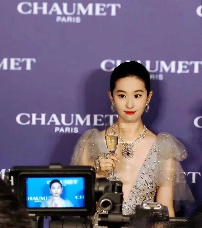 粉絲怒PO美照打臉發福傳聞，卻讓左下角的相機出賣了劉亦菲真面目。(取自微博)