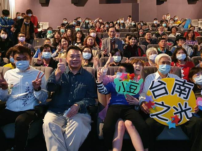 國民黨中常委高思博（左二）為電影《孤味》舉辦包場欣賞會。（高思博提供）