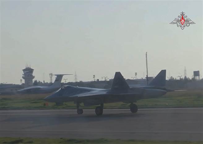 俄国航太军接收首批Su-57。图为日前Su-57走访叙利亚。(图/俄国国防部)