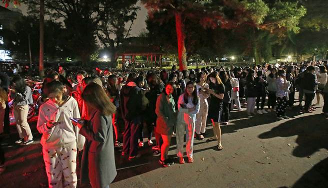 大批被疏散的學生在宿舍外等候。（趙雙傑攝）