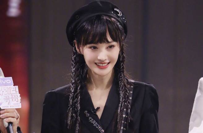 郑爽近日登上《周末画报》Style版封面。（图／摘自微博@郑爽SZ）