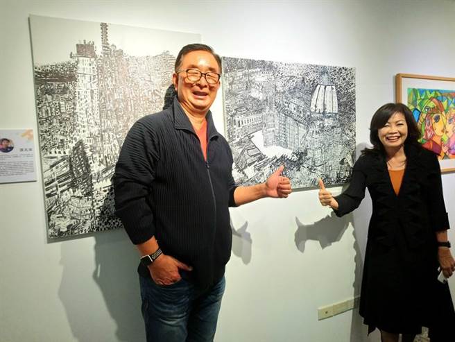 （台湾身心障碍艺术发展协会理事长吴春山（左）、前任理事长张丽莉，两人现场购买画作力挺艺术家。图／曾丽芳）