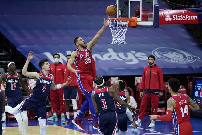 七六人球星班西蒙斯(中)攻守兼备但不擅长跳投，总教练瑞弗斯希望他做自己就好。（美联社资料照）