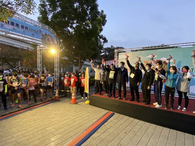 全台唯一长照主题路跑、第2届「府城健康马 世代共融 新长照style」路跑，一早吸引近2000人参赛。(曹婷婷摄)