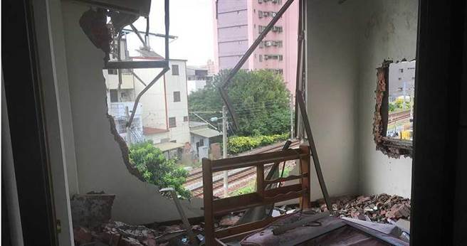 黃春香的家面向鐵軌的一側遭到拆除。（圖╱翻攝黃春香臉書）