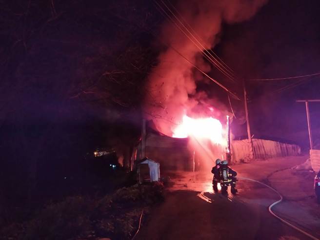 台中和平山区菇寮暗夜惨遭祝融，恶火迅速吞噬铁皮建筑，消防队员急布水线全力灌救。（台中市消防局提供／王文吉台中传真）