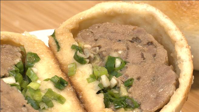 包子的馅料多到麵皮都快包不住。(摄影/邱子轩)