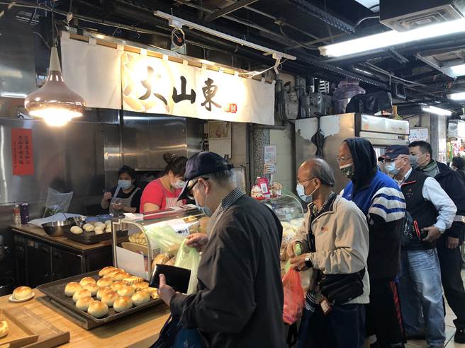 每天尚未出炉时，小摊上就已经出现长长的人龙，开卖后不到一会功夫就被扫购一空。(摄影/陈盈臻)