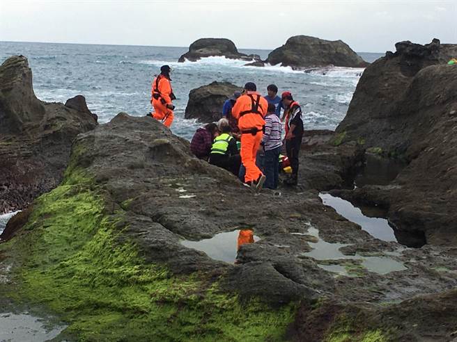 林姓婦人，今早到石梯坪採集海菜，疑不明原因失足落海，同行友人發現時，已無呼吸心跳，警消、海巡獲報趕緊將林女送醫。 （警方提供／羅亦晽花蓮傳真）