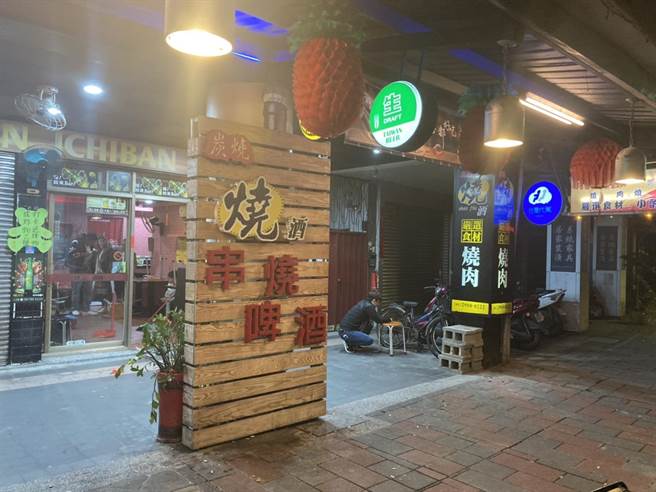 新店區某燒烤店凌晨發生酒客鬥毆。（民眾提供）