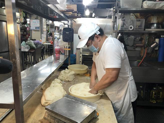 老板每天凌晨两点便开始揉麵擀麵皮。(摄影/陈盈臻)